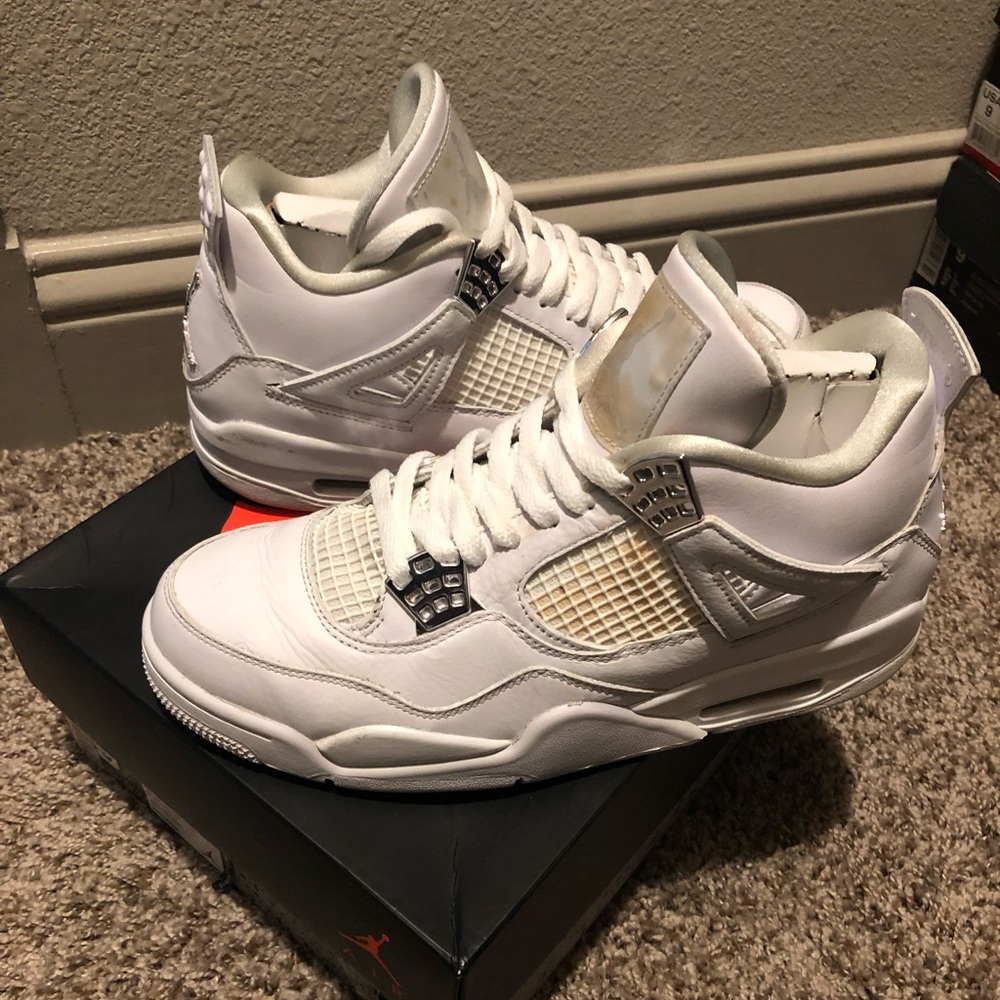 White Jordan Retro 4